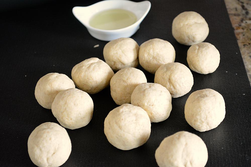 How to roll round puris