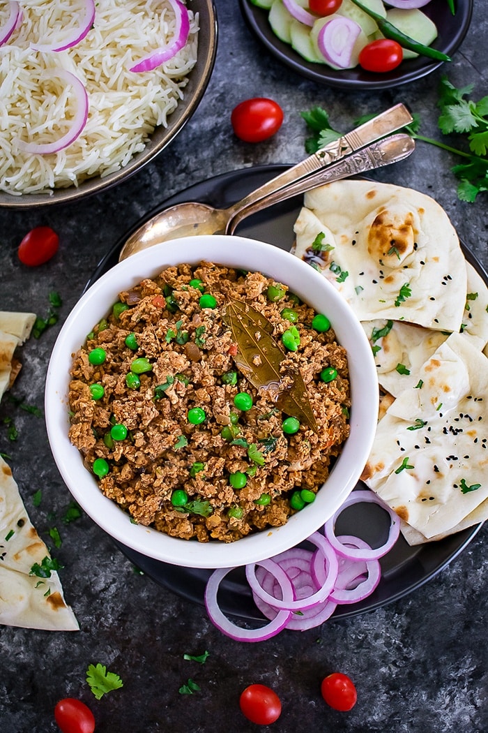 Chicken Keema Matar with naan and onion rings