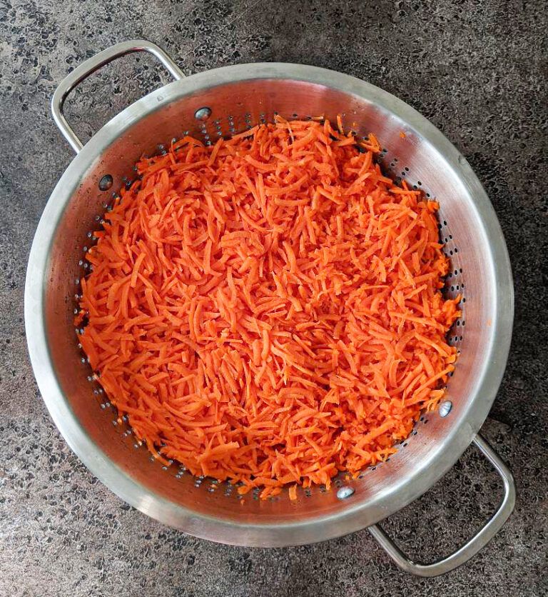 Grated Gajar in a bowl