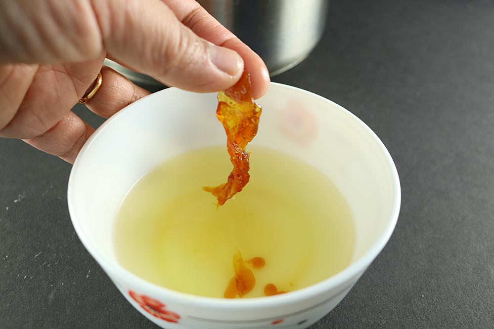 Gur solidified in water