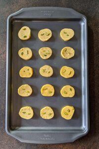 Cut cookies in rounds