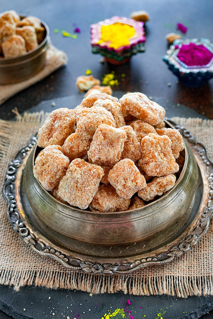 Gur pare in a bowl