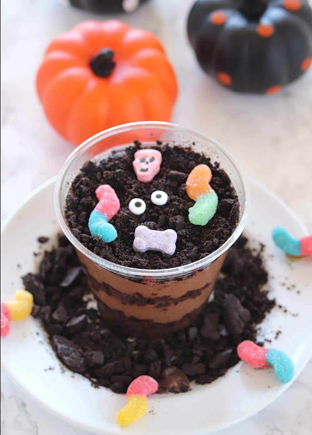 Chocolate Brownie Halloween Dirt Cups, Worms and Brownie Chocolate Brownie Halloween Dirt Cups, Worms and Brownie