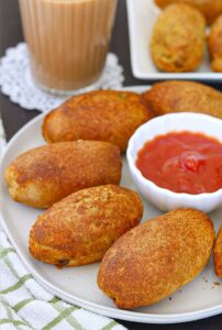 Baked bread rolls with tea
