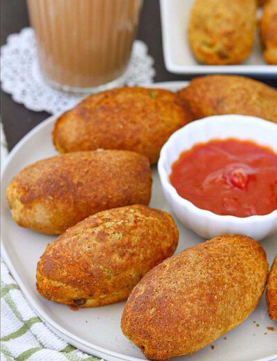 Baked bread rolls with tea