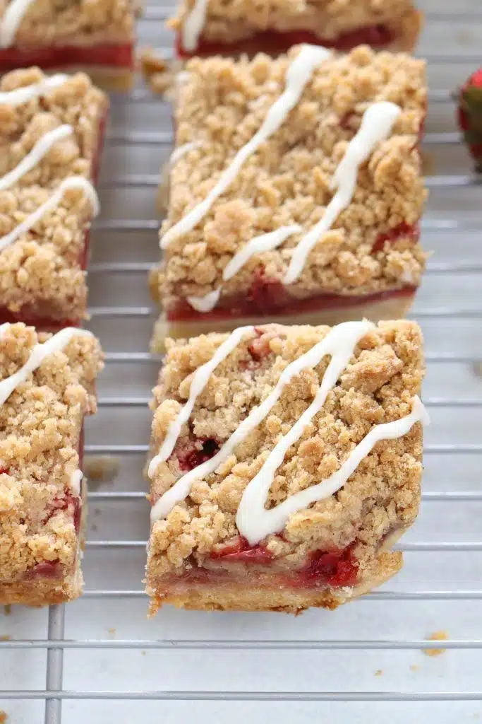 Vegan Strawberry crumble Bars - Ruchiskitchen