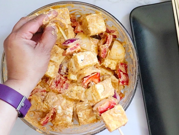 Add paneer and veggies to skewers
