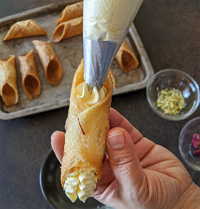 Pipe Rabdi mousse in cannolis
