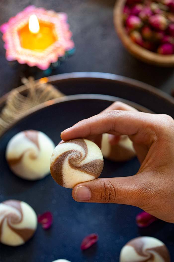 Chocolate swirled peda recipe
