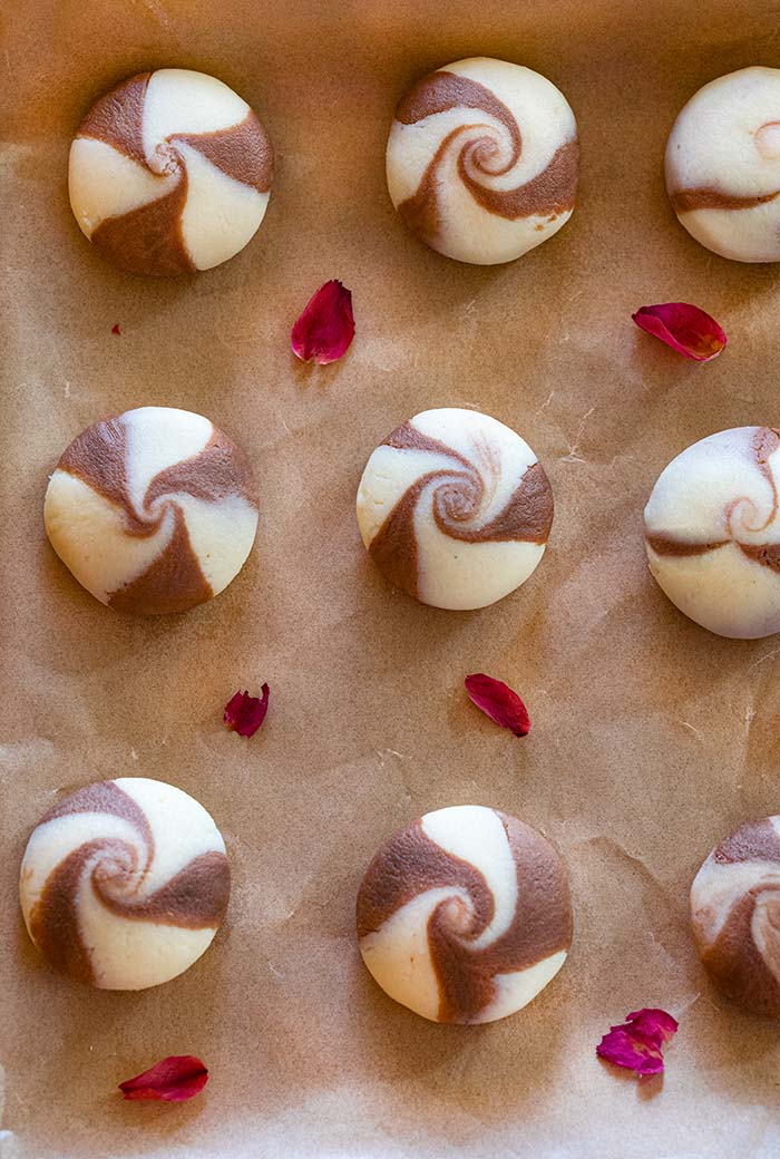 Marbled chocolate pedas