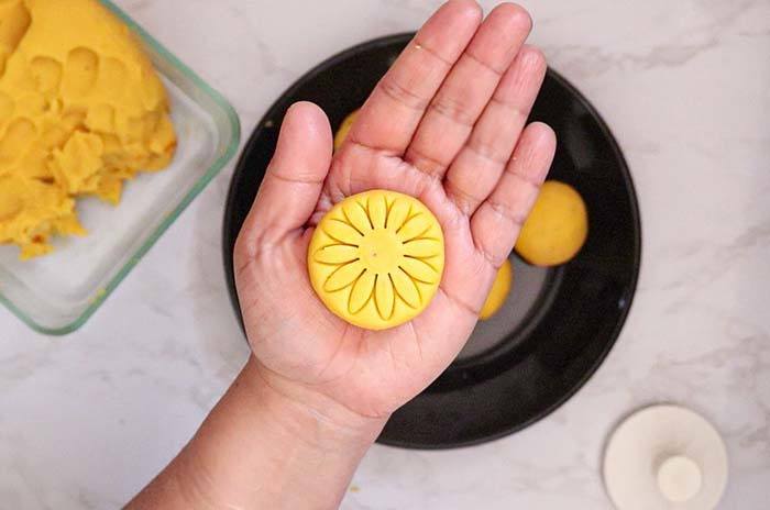 Shape mango peda