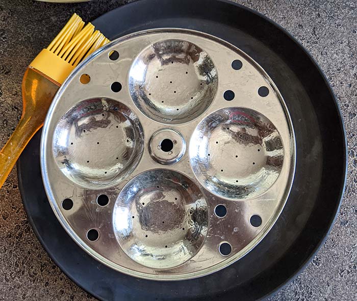 Grease the Idli molds