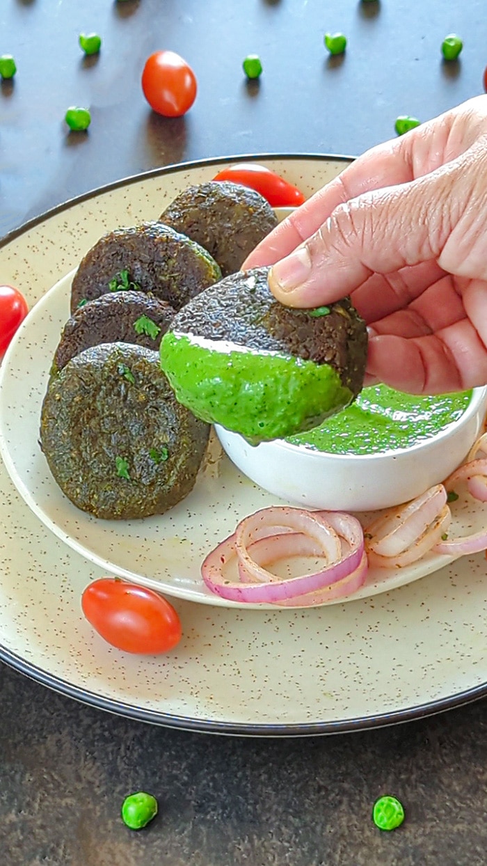 Spinach Potato patties dipped in chutney