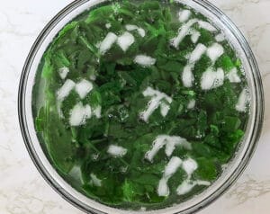 Add spinach to ice water