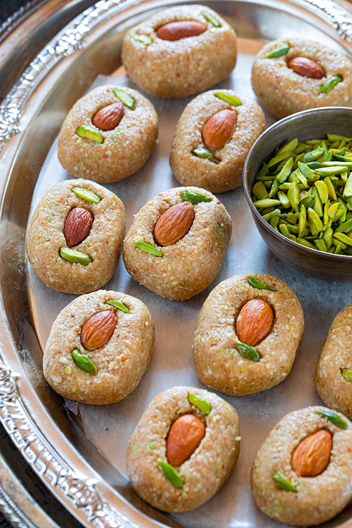 Gur Meva Pinni in a tray with pistachios
