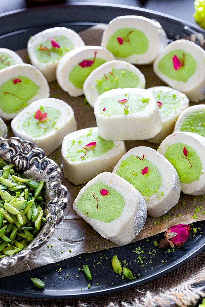 Pista roll on a plate with pistachios